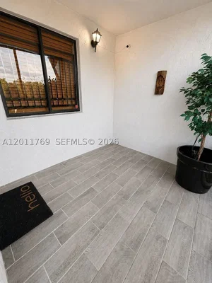 Salón; suelo de baldosas, luz natural
