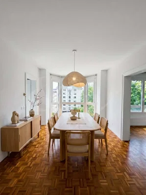 Soggiorno; pavimento in legno, luce naturale