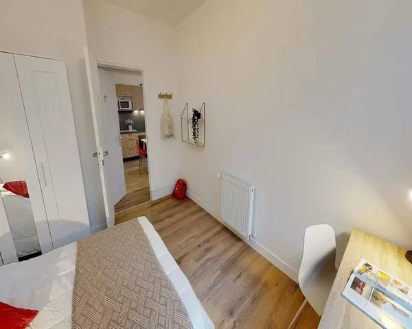 Schlafzimmer; holzboden, tageslicht