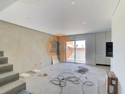 Sala de estar; precisa de renovação, luz natural