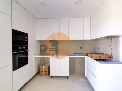 Cozinha; eletrodomésticos, precisa de renovação, luz natural