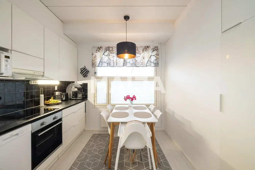 Cucina; elettrodomestici, luce naturale, stile moderno, pavimento in piastrelle