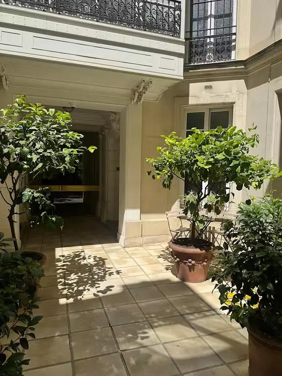 Casa y alrededores; suelo de baldosas, luz natural