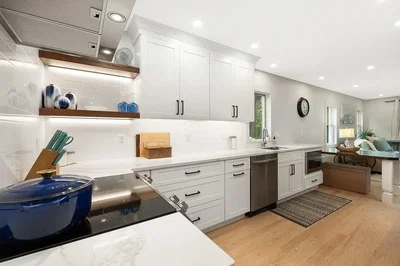 Kuhinja; kuhinjski aparati, drveni pod, prirodno svjetlo, moderni stil, renoviran