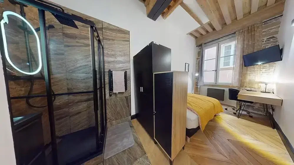 Schlafzimmer; holzboden, tageslicht