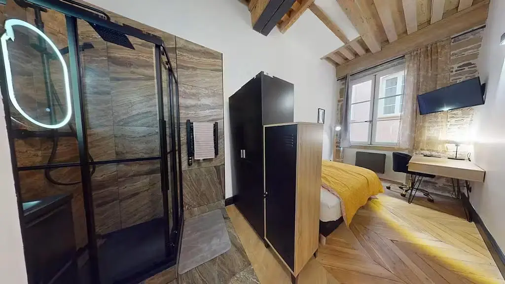 Schlafzimmer; holzboden, tageslicht