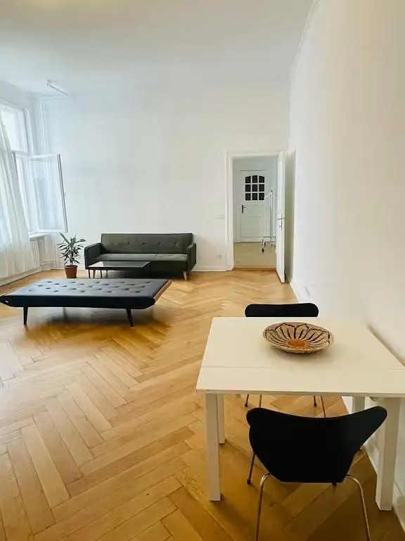 Obývačka; drevená podlaha, prirodzené svetlo