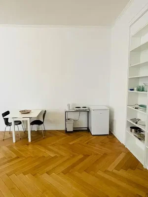 Kuchyňa; drevená podlaha, prirodzené svetlo