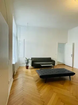Obývačka; drevená podlaha, prirodzené svetlo