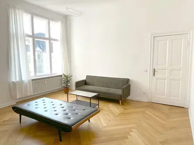 Obývačka; drevená podlaha, prirodzené svetlo