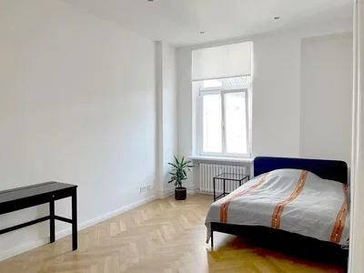 Spálňa; prirodzené svetlo, drevená podlaha