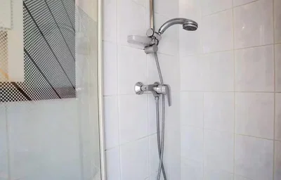 Toilette; pavimento in piastrelle, luce naturale