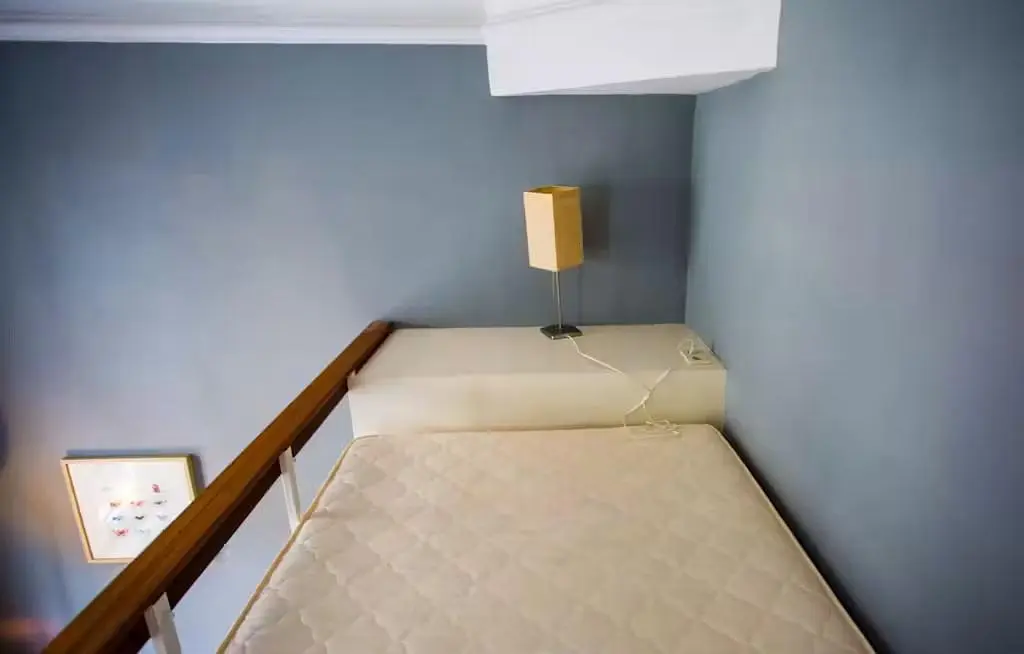 Camera da letto; luce naturale, pavimento in legno