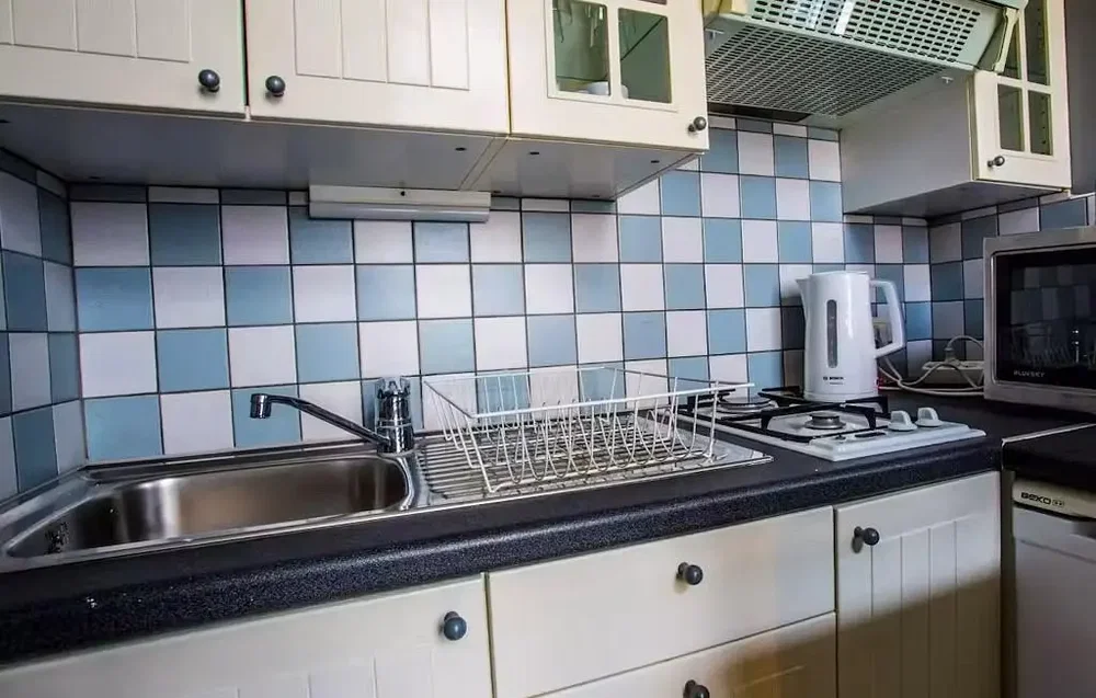Cucina; elettrodomestici, pavimento in piastrelle, necessita ristrutturazione