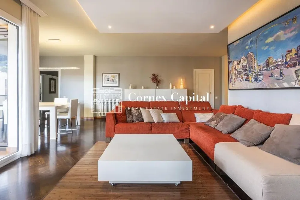 Living room; natural light, modern style, wood floor