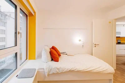 Dormitorio; luz natural, suelo de madera