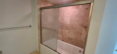 Salle de bain; carrelage, nécessite rénovation