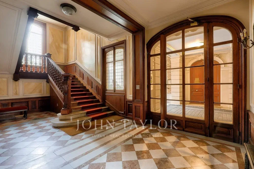 Living room; wood floor, high ceiling, natural light