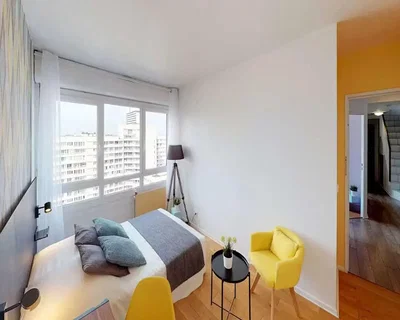 Yatak odası; ahşap zemin, doğal ışık, modern stil