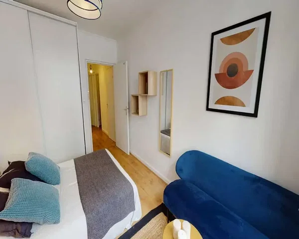 Slaapkamer; houten vloer, natuurlijk licht