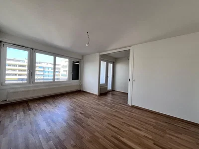 Dnevna soba; drveni pod, prirodno svjetlo, potrebna renovacija
