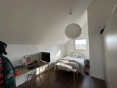 Camera da letto; luce naturale, pavimento in legno