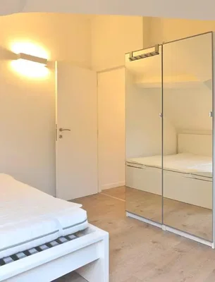 Camera da letto; pavimento in legno, luce naturale
