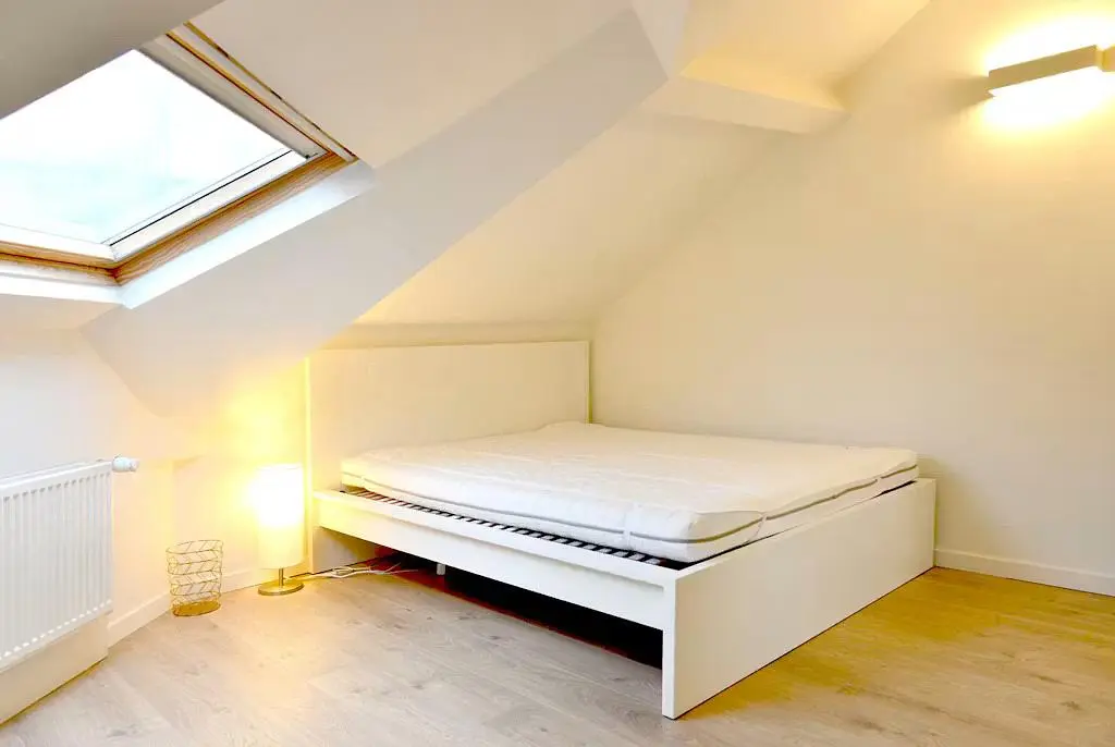 Camera da letto; luce naturale, pavimento in legno