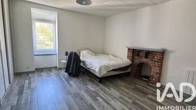 Schlafzimmer; kamin, holzboden, tageslicht