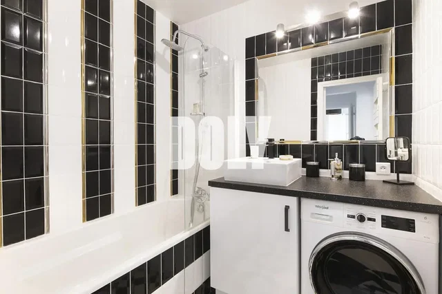 Salle de bain; rénové, lumière naturelle