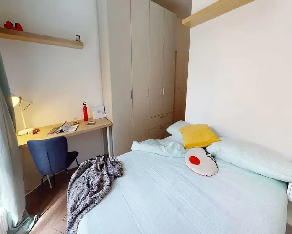 Slaapkamer; houten vloer, natuurlijk licht