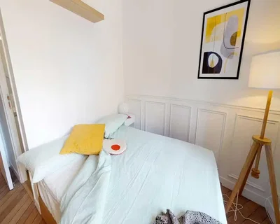 Slaapkamer; houten vloer, natuurlijk licht