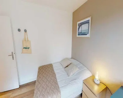Quarto; chão de madeira, luz natural