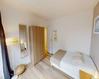 Quarto; chão de madeira, luz natural