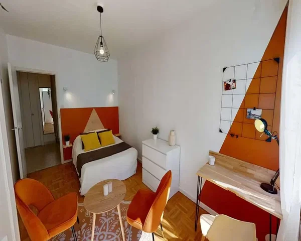Camera da letto; pavimento in legno, luce naturale, stile moderno