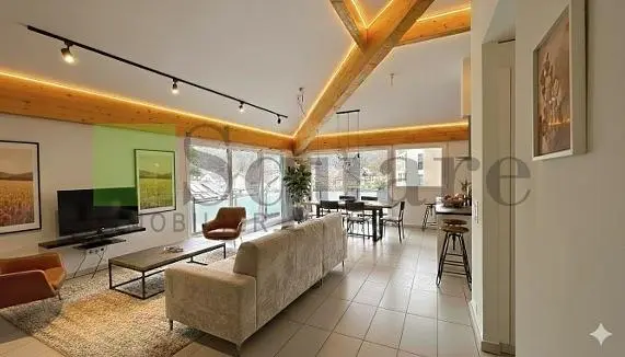 Salon; poutres en bois, hauteur sous plafond, lumière naturelle, style moderne
