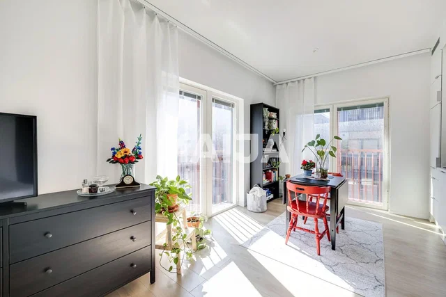 Salón; luz natural, suelo de madera