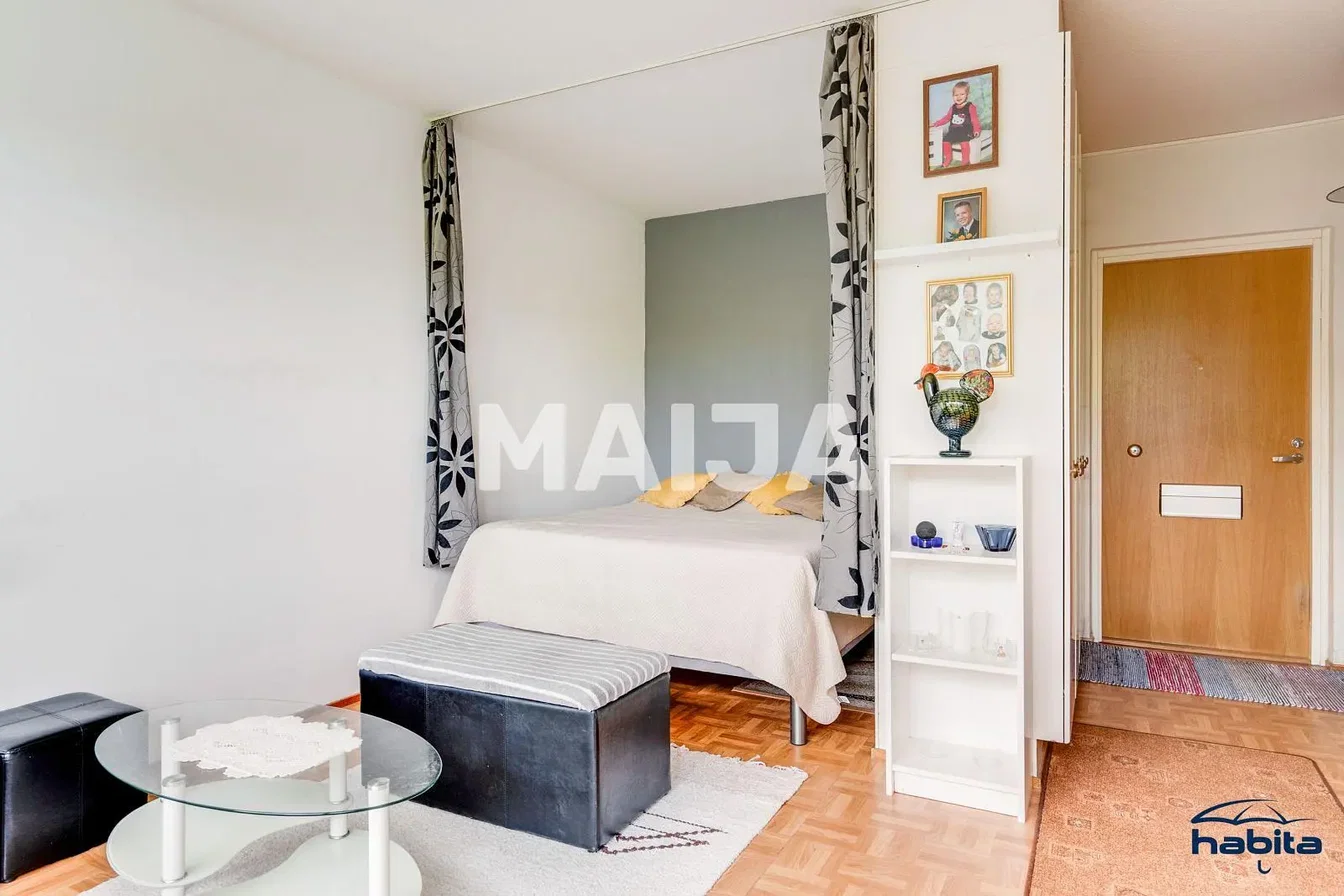 Ložnice; dřevěná podlaha, přirozené světlo