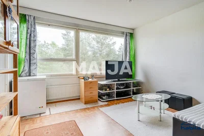 Obývací pokoj; přirozené světlo, dřevěná podlaha, dlažba
