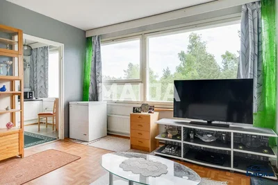 Obývací pokoj; přirozené světlo, dřevěná podlaha, výhled