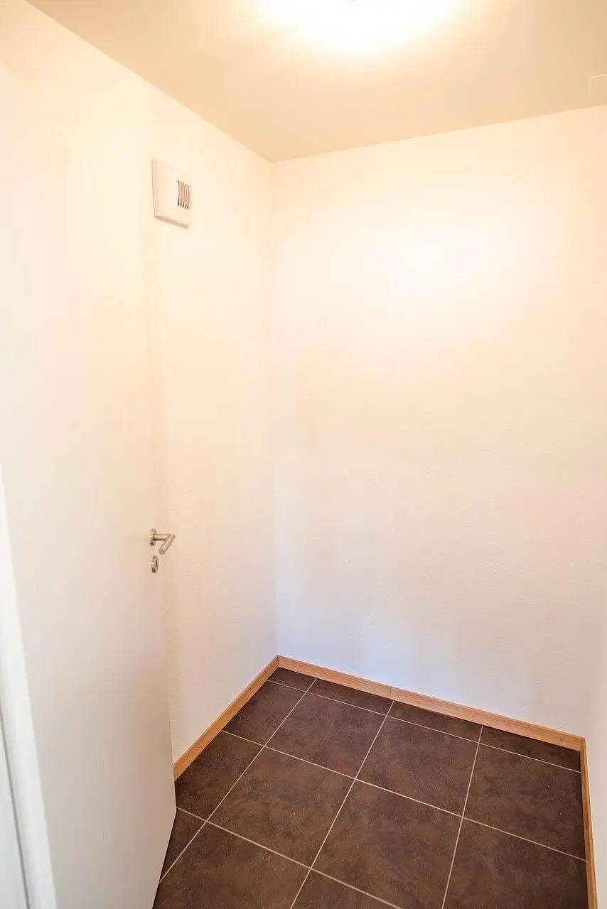 Garderobe; fliesenboden, tageslicht