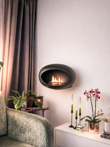 Salon; cheminée, style moderne, lumière naturelle
