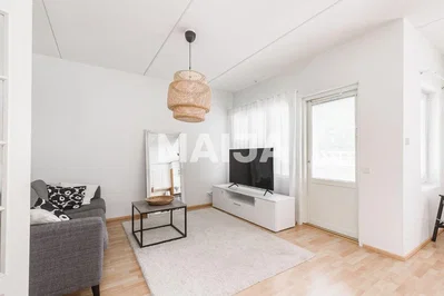 Obývací pokoj; dřevěná podlaha, přirozené světlo, moderní styl