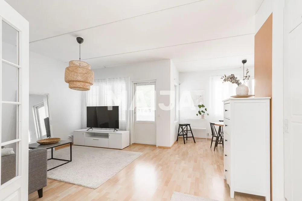 Obývací pokoj; dřevěná podlaha, přirozené světlo, moderní styl