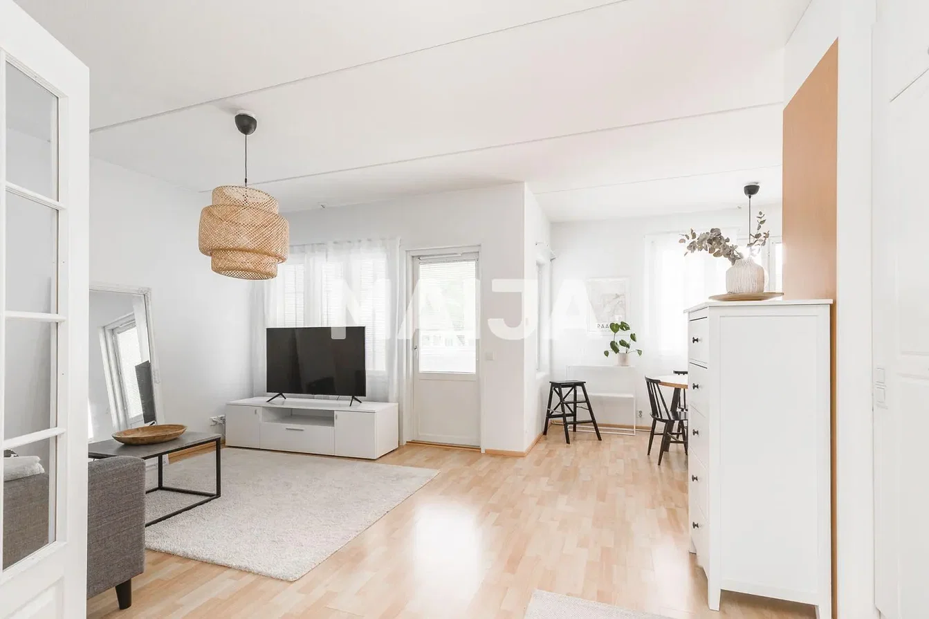 Obývací pokoj; dřevěná podlaha, přirozené světlo, moderní styl