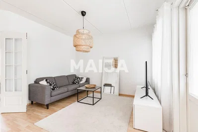 Obývací pokoj; dřevěná podlaha, přirozené světlo, moderní styl