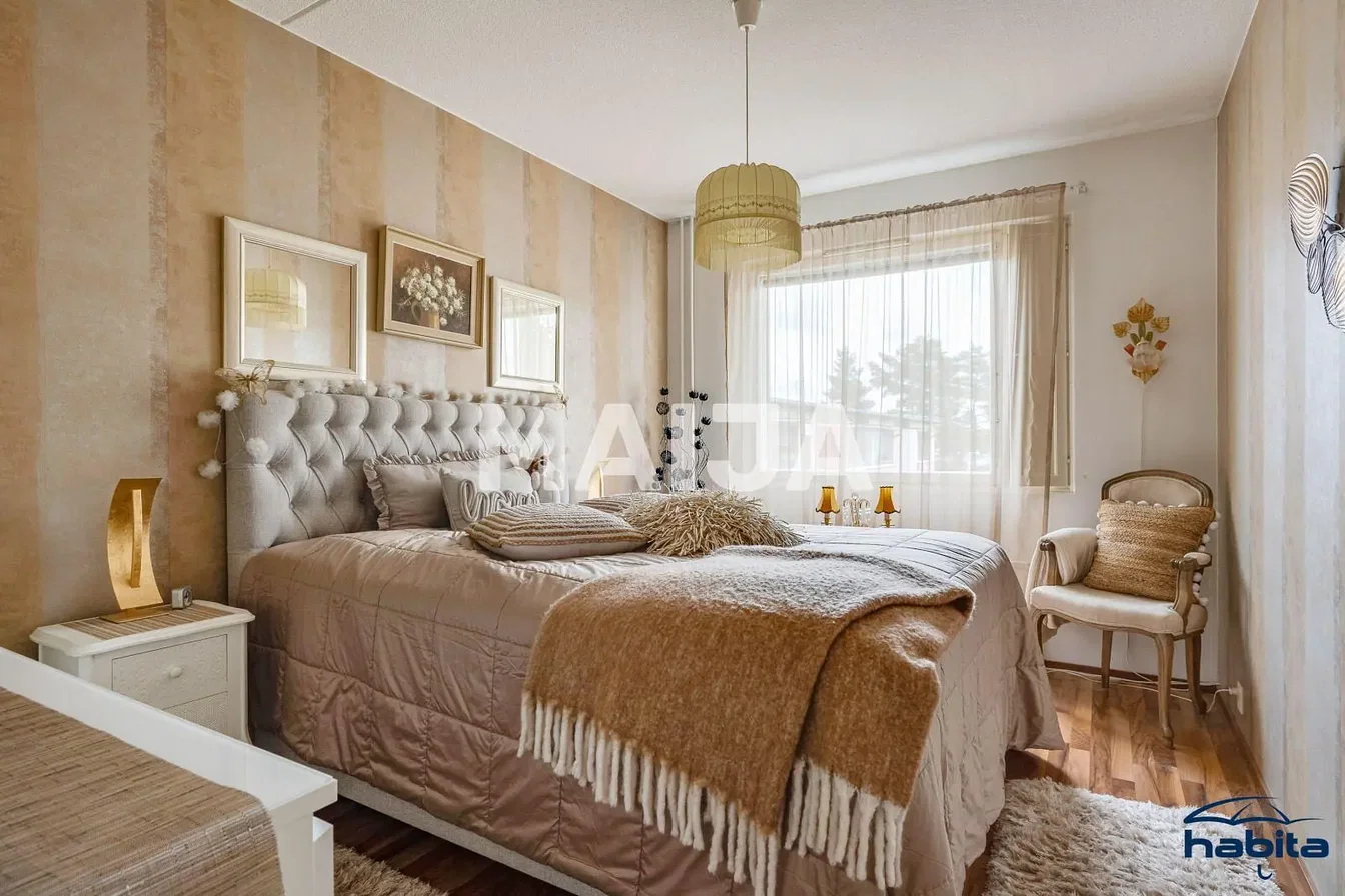 Camera da letto; pavimento in legno, luce naturale, stile moderno