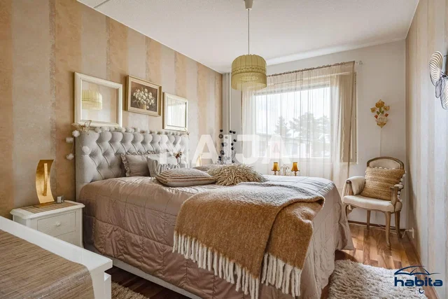 Camera da letto; pavimento in legno, luce naturale, stile moderno