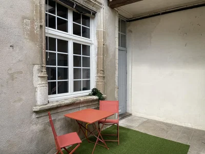 Terraço; luz natural, precisa de renovação