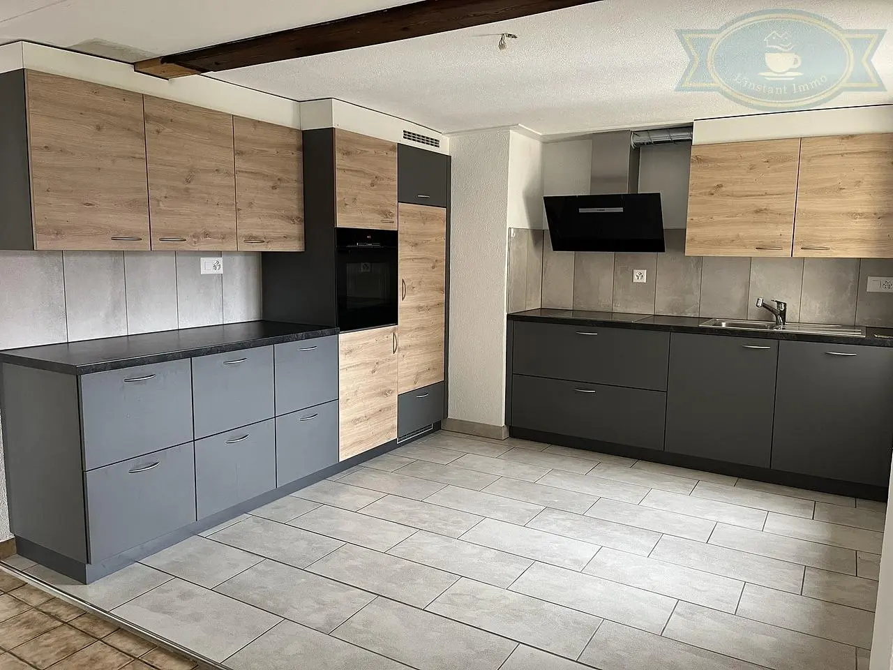 Cucina; elettrodomestici, pavimento in piastrelle